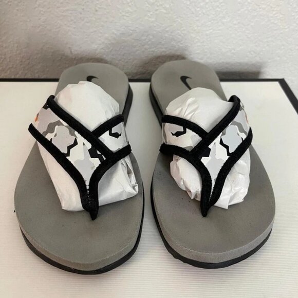 Nike Flip Flops White Black Grey Sandals Slip On Kids Boys Size 4 US/3.5 UK - Picture 1 of 10